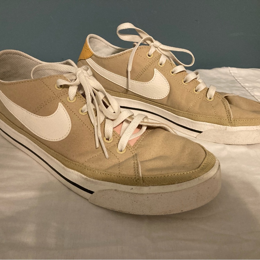 Nike Tan and White Sneakers Classic Low-Top Design